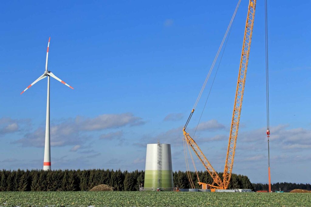 Construction of a windmill with mobile crawler crane